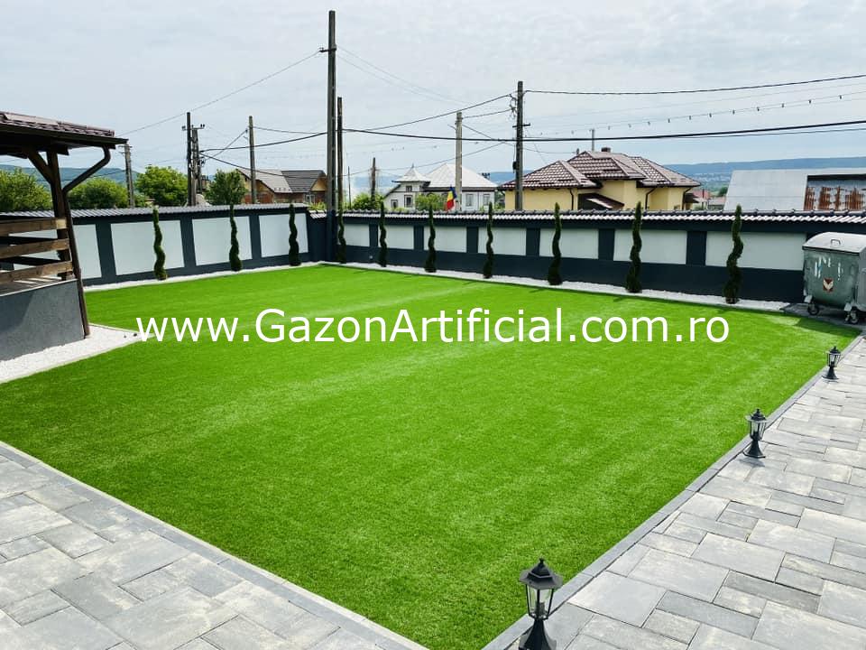 Amenajare curte cu Gazon artificial sintetic decorativ in Pitesti judetul Arges
